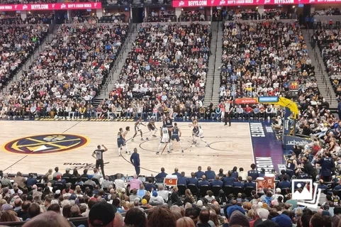 篮球比赛精彩瞬间